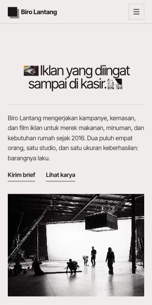 Tampilan template Plakat agensi di ponsel